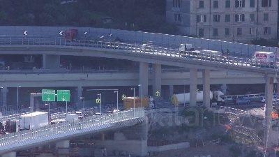 Scene from Genova, code e traffico sul nuovo ponte a causa dei curiosi