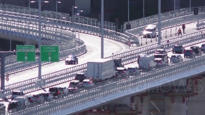 Scene from Genova, code e traffico sul nuovo ponte a causa dei curiosi