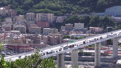 Scene from Genova, code e traffico sul nuovo ponte a causa dei curiosi