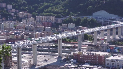 Scene from Genova, code e traffico sul nuovo ponte a causa dei curiosi