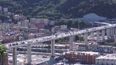 Scene from Genova, code e traffico sul nuovo ponte a causa dei curiosi