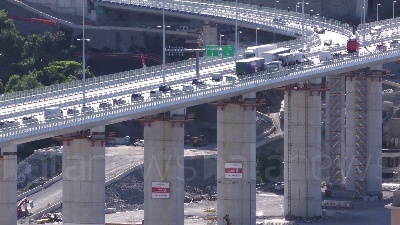 Scene from Genova, code e traffico sul nuovo ponte a causa dei curiosi