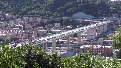 Scene from Genova, code e traffico sul nuovo ponte a causa dei curiosi