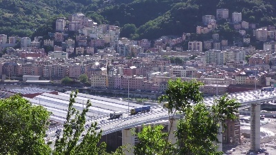 Scene from Genova, code e traffico sul nuovo ponte a causa dei curiosi