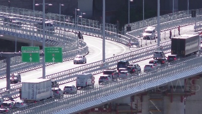 Scene from Genova, code e traffico sul nuovo ponte a causa dei curiosi