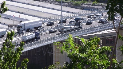 Scene from Genova, code e traffico sul nuovo ponte a causa dei curiosi