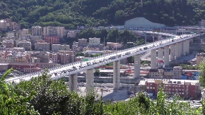 Scene from Genova, code e traffico sul nuovo ponte a causa dei curiosi