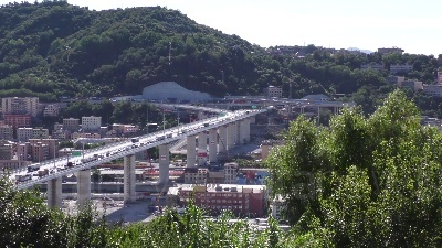 Scene from Genova, code e traffico sul nuovo ponte a causa dei curiosi