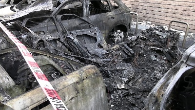 Scene from Incendio a Milano, un hotel evacuato e 5 auto carbonizzate: "Restano solo le ceneri"