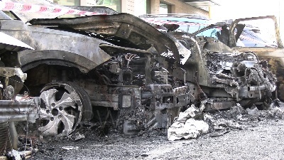 Scene from Incendio a Milano, un hotel evacuato e 5 auto carbonizzate: "Restano solo le ceneri"
