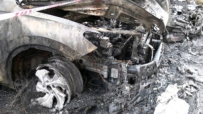 Scene from Incendio a Milano, un hotel evacuato e 5 auto carbonizzate: "Restano solo le ceneri"