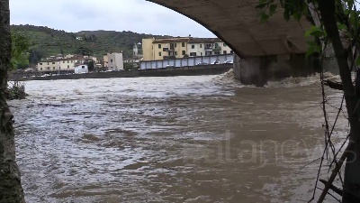 Scene from Maltempo, esonda il Sieve: anche l'Arno  sotto osservazione
