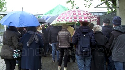 Scene from Lombardia, assembramenti sotto la pioggia e disagi per la corsa alle vaccinazioni agli over 80