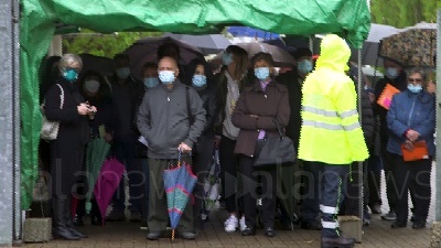 Scene from Lombardia, assembramenti sotto la pioggia e disagi per la corsa alle vaccinazioni agli over 80