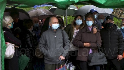 Scene from Lombardia, assembramenti sotto la pioggia e disagi per la corsa alle vaccinazioni agli over 80