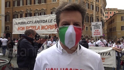 Scene from Roma, manifestazione del settore pubblicitario a Montecitorio: "Situazione grave"