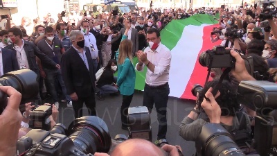 Scene from 2 giugno, centrodestra in piazza tra assembramenti e selfie