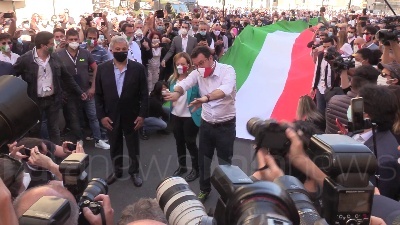 Scene from 2 giugno, centrodestra in piazza tra assembramenti e selfie