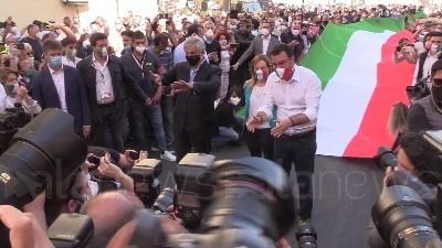 Scene from 2 giugno, centrodestra in piazza tra assembramenti e selfie