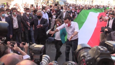 Scene from 2 giugno, centrodestra in piazza tra assembramenti e selfie