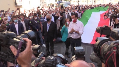 Scene from 2 giugno, centrodestra in piazza tra assembramenti e selfie