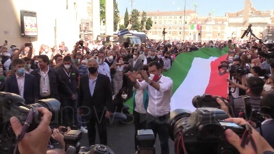 Scene from 2 giugno, centrodestra in piazza tra assembramenti e selfie