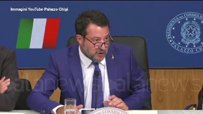 Scene from Salvini: "Prelievo del 40% da extraprofitti delle banche"