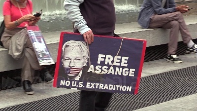 Scene from Assange, presidio a Milano per la sua liberazione: "Rappresenta libertà di espressione"