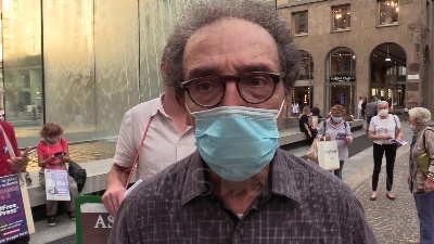 Scene from Assange, presidio a Milano per la sua liberazione: "Rappresenta libertà di espressione"