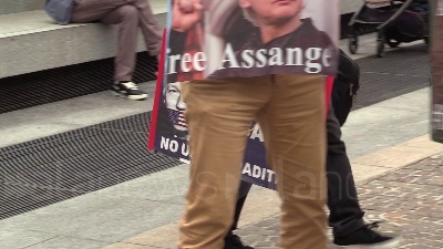 Scene from Assange, presidio a Milano per la sua liberazione: "Rappresenta libertà di espressione"