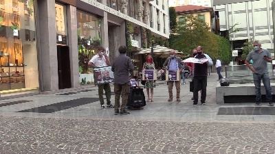 Scene from Assange, presidio a Milano per la sua liberazione: "Rappresenta libertà di espressione"