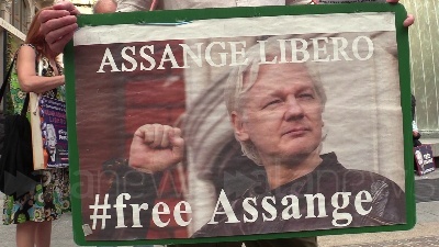 Scene from Assange, presidio a Milano per la sua liberazione: "Rappresenta libertà di espressione"
