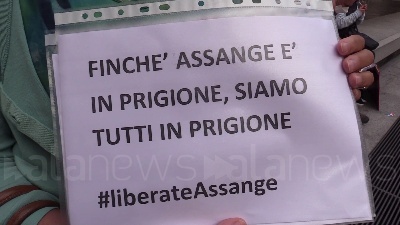 Scene from Assange, presidio a Milano per la sua liberazione: "Rappresenta libertà di espressione"