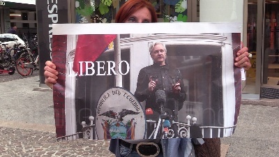 Scene from Assange, presidio a Milano per la sua liberazione: "Rappresenta libertà di espressione"