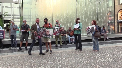 Scene from Assange, presidio a Milano per la sua liberazione: "Rappresenta libertà di espressione"