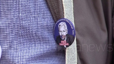 Scene from Assange, presidio a Milano per la sua liberazione: "Rappresenta libertà di espressione"