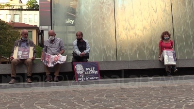 Scene from Assange, presidio a Milano per la sua liberazione: "Rappresenta libertà di espressione"