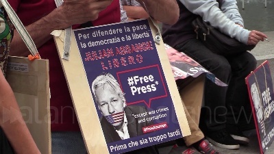 Scene from Assange, presidio a Milano per la sua liberazione: "Rappresenta libertà di espressione"