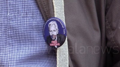 Scene from Assange, presidio a Milano per la sua liberazione: "Rappresenta libertà di espressione"
