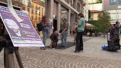 Scene from Assange, presidio a Milano per la sua liberazione: "Rappresenta libertà di espressione"