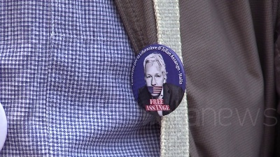 Scene from Assange, presidio a Milano per la sua liberazione: "Rappresenta libertà di espressione"