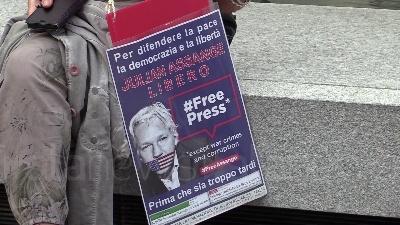 Scene from Assange, presidio a Milano per la sua liberazione: "Rappresenta libertà di espressione"