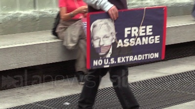 Scene from Assange, presidio a Milano per la sua liberazione: "Rappresenta libertà di espressione"