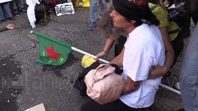 Scene from Curdi, manifestanti mettono in scena la lotta contro Isis: falò dei simboli del Daesh