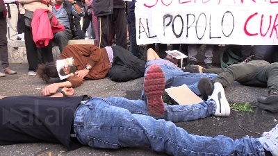 Scene from Curdi, manifestanti mettono in scena la lotta contro Isis: falò dei simboli del Daesh