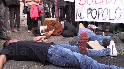Scene from Curdi, manifestanti mettono in scena la lotta contro Isis: falò dei simboli del Daesh