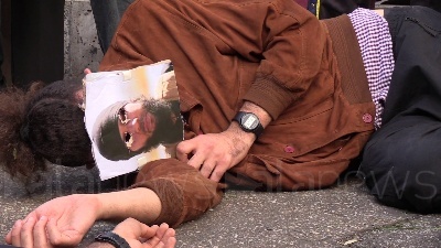 Scene from Curdi, manifestanti mettono in scena la lotta contro Isis: falò dei simboli del Daesh