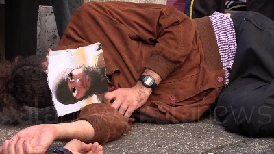 Scene from Curdi, manifestanti mettono in scena la lotta contro Isis: falò dei simboli del Daesh