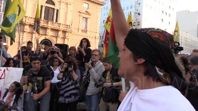 Scene from Curdi, manifestanti mettono in scena la lotta contro Isis: falò dei simboli del Daesh
