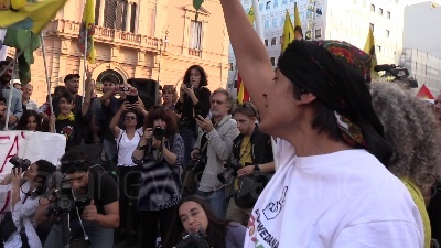 Scene from Curdi, manifestanti mettono in scena la lotta contro Isis: falò dei simboli del Daesh